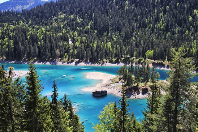 skalnaté alpské štíty a snehové polia