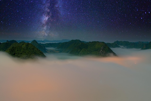 rodina na upravenom turistickom chodníku v horách